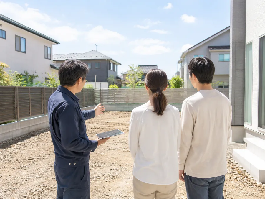 庭で現地調査の打ち合わせをしている様子のイメージ